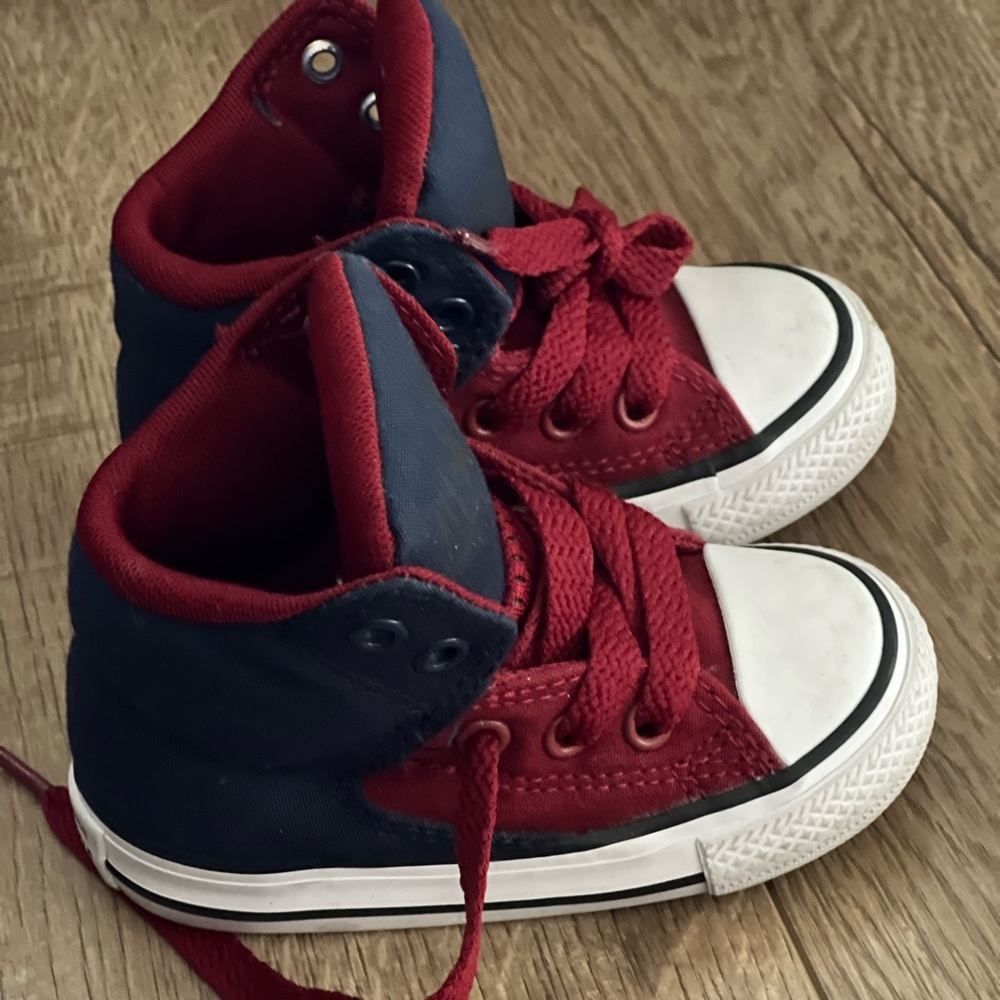5T high top Converse with laces. Like new from non-smoking home.